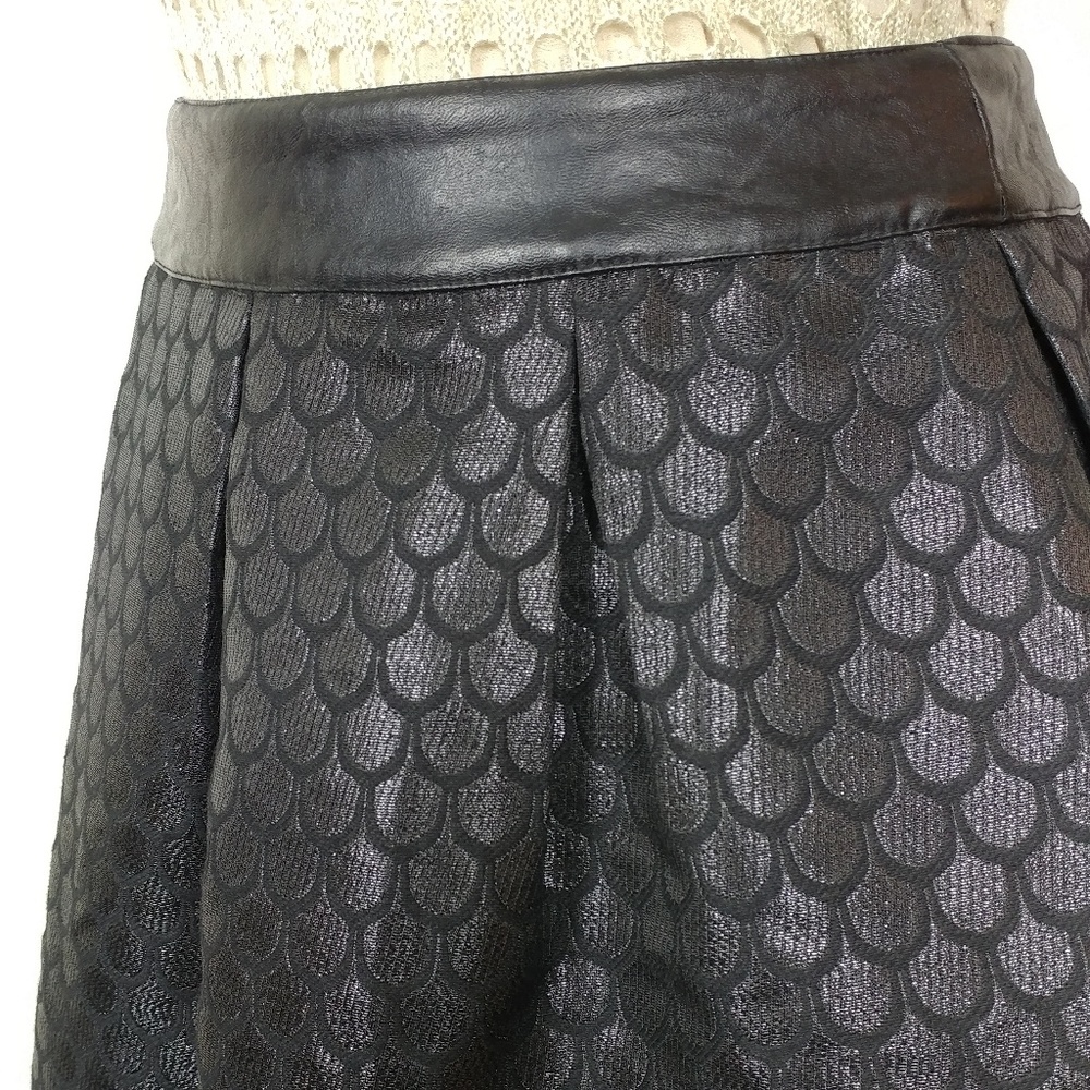 Black Metallic Textured Bubble Skirt - Women - Picture 4 of 9